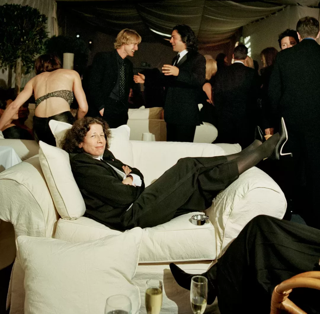 A photograph of writer Fran Lebowitz on a sofa at the Vanity Fair Awards, 2001.