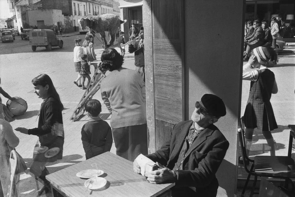 Joel Meyerowitz photograph of a cafe in Malaga