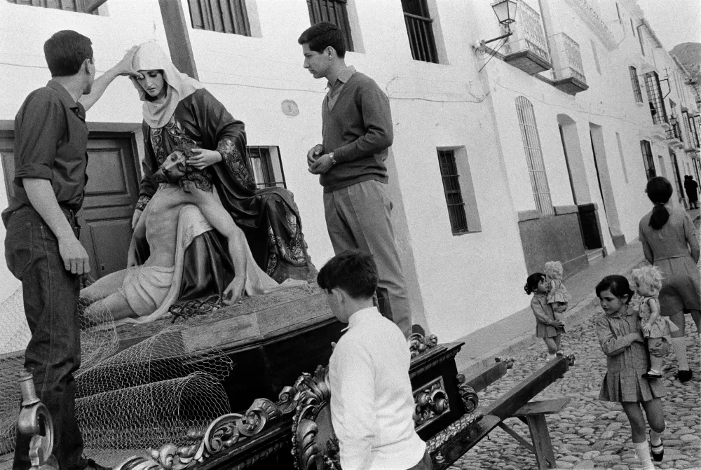 Joel Meyerowitz photograph of a statue of Jesus and Mary in Malaga, Spain